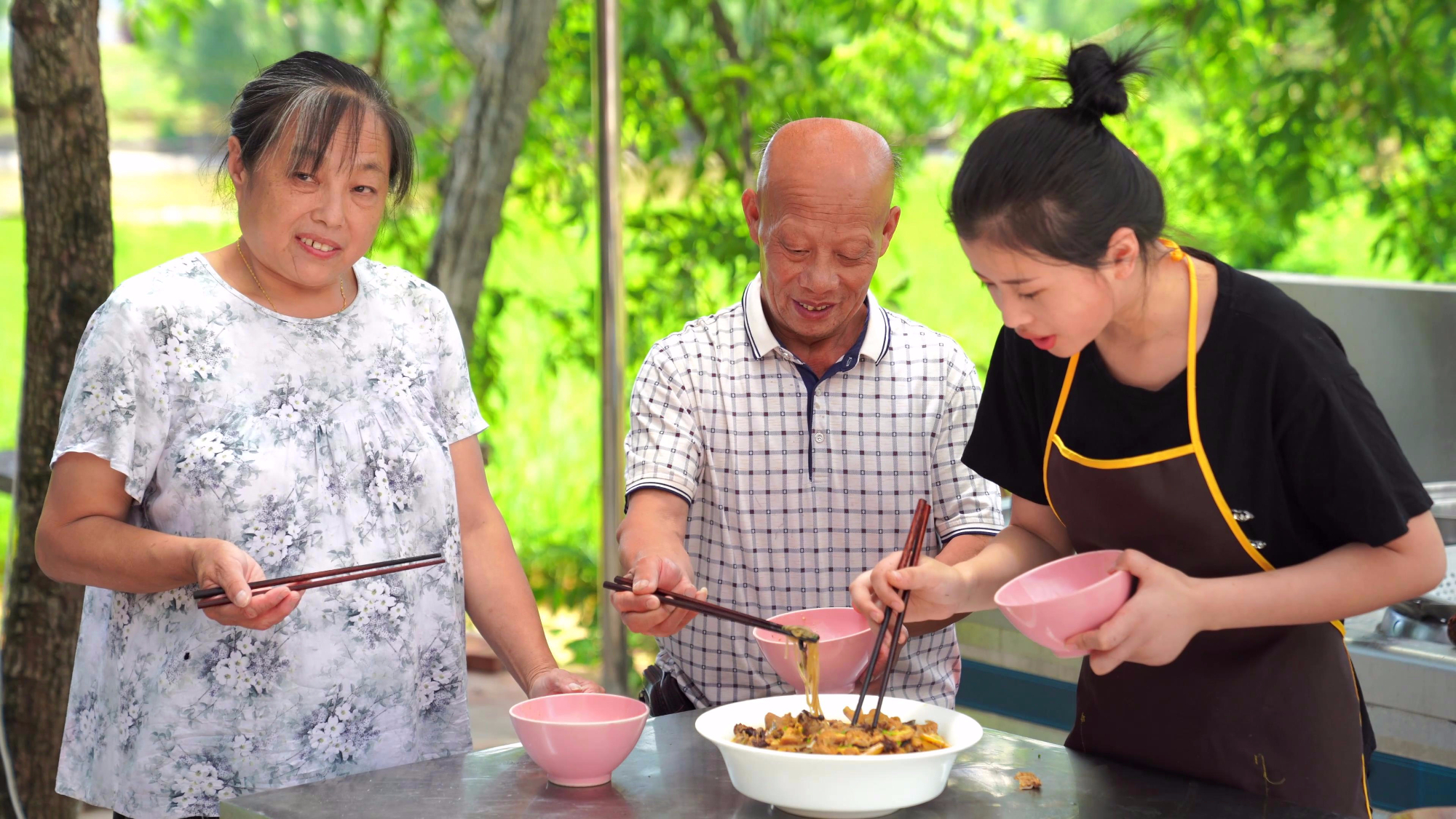 漆二娃vlog:小鸡炖蘑菇色香味俱全,看来我很有做北方菜的天赋